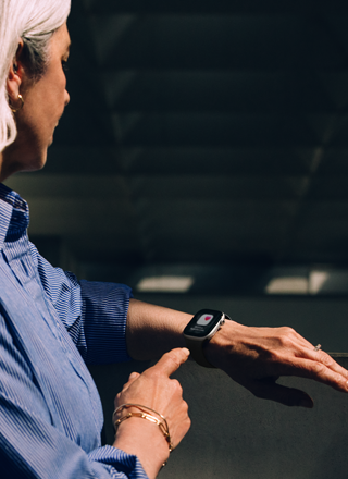 En person læser en notifikation om forhøjet blodtryk på sit Apple Watch Series 11