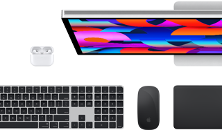 Mac-tilbehør: AirPods, Studio Display, sort Magic Keyboard med Touch ID, sort Magic Mouse og sort Magic Trackpad