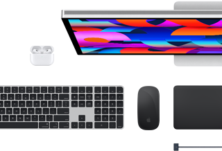 Tilbehør til Mac: AirPods, Studio Display, Magic Keyboard, Magic Mouse, Magic Trackpad, MagSafe-opladerkabel i farven midnat