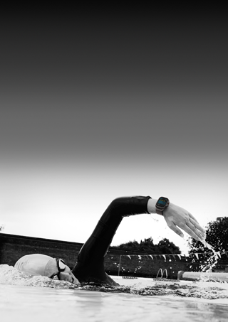 Svømmer registrerer sin træning på Apple Watch Ultra 3