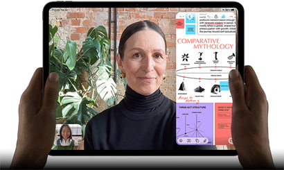 iPad Pro i space black vist forfra i vandret position, afrundede hjørner, sort skærmkant, et par hænder holder enheden på venstre og højre side, skærmen viser et FaceTime-opkald, der oversættes live, en uddannelsesapp viser en præsentation af “Comparative Mythology” med tekst, diagrammer og håndskrevne noter