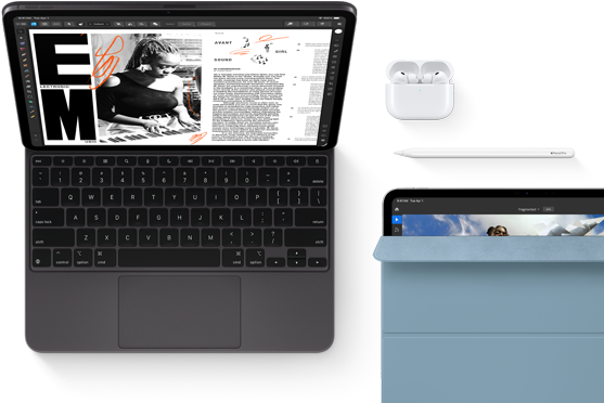 iPad Pro i space black vist forfra, afrundede hjørner, sort skærmkant, fastgjort til et sort Magic Keyboard, åben, skærmen viser en app til artikelredigering med tekst og et billede af en kvinde, som spiller musik, AirPods 4 i et åbent etui, et blåt Smart Folio-cover på iPad Pro, Apple Pencil ligger ovenpå enheden, coveret er åbnet en smule, og skærmen vises