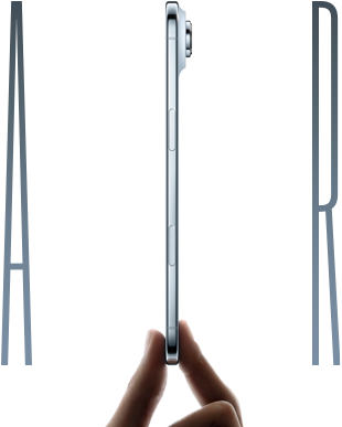 En tommelfinger og en pegefinger holder himmelblå iPhone Air vist fra siden, meget tynd profil, Fusion-kamerasystem, knapper: sideknap, Kamerabetjening